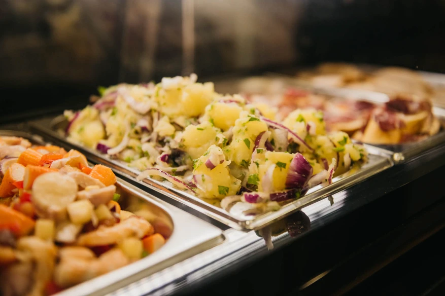 Vitrina con tapas caseras recién hechas en Wine Not?, bar de La Barrosa