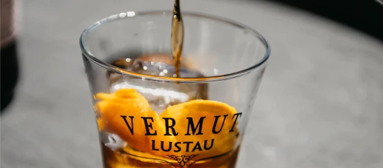 Vaso de vermut Lustau servido en el bar Wine Not? en La Barrosa, Chiclana de la Frontera