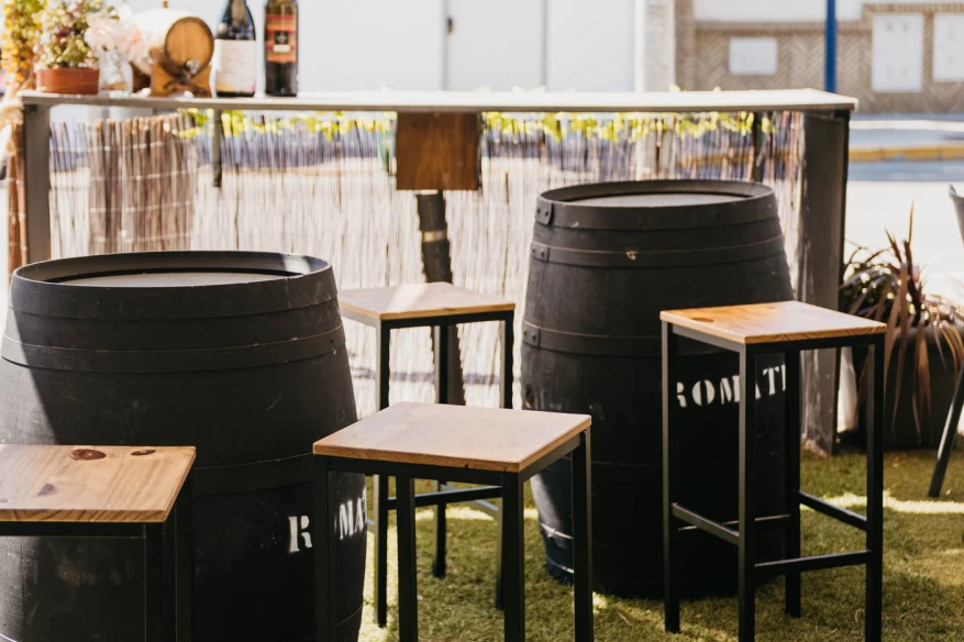 Interior de Wine Not? en La Barrosa con mesas y ambiente relajado para disfrutar tapas y vino