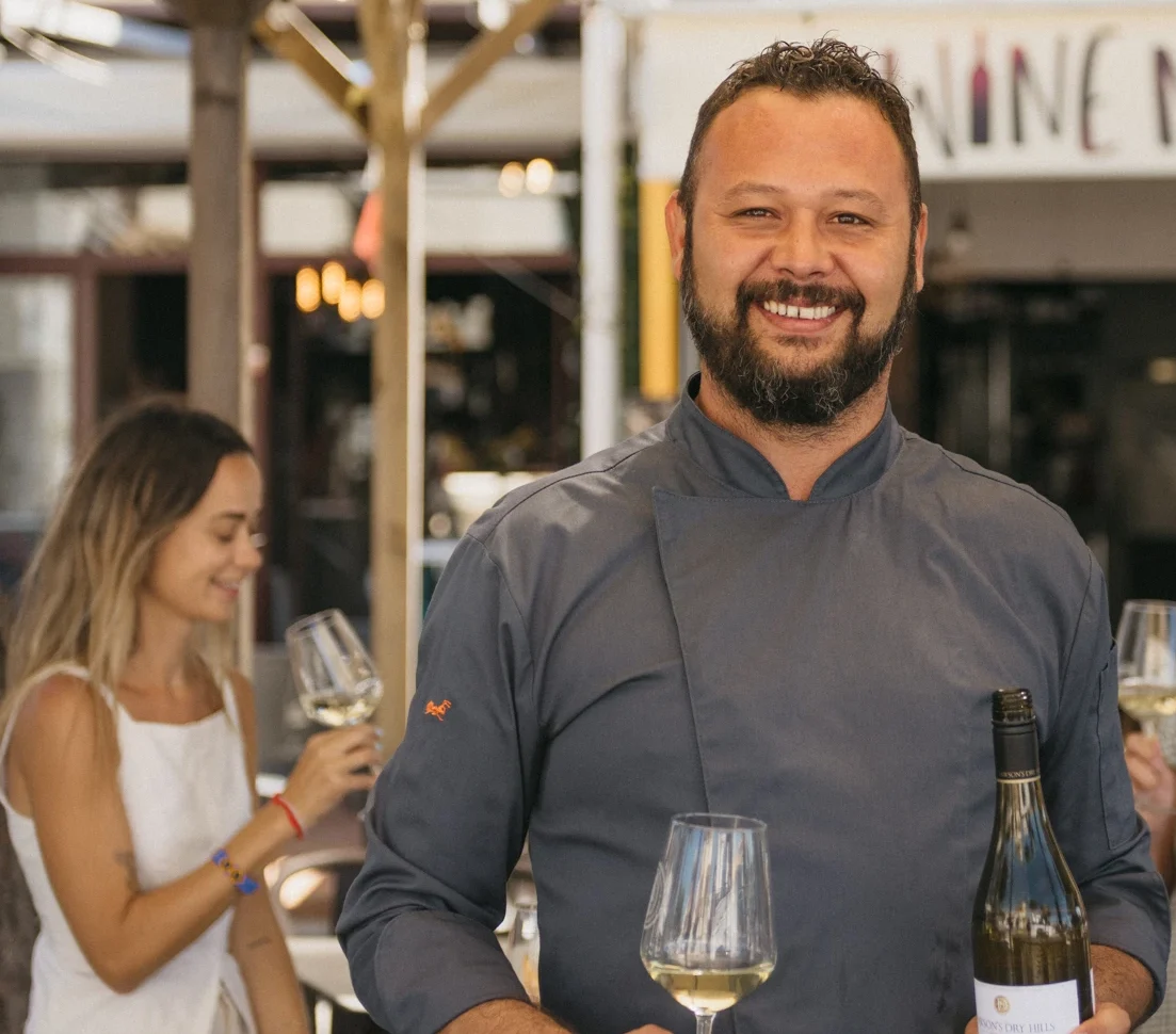 Sumiller de Wine Not? recibiendo asistentes a una cata de vino en Chiclana