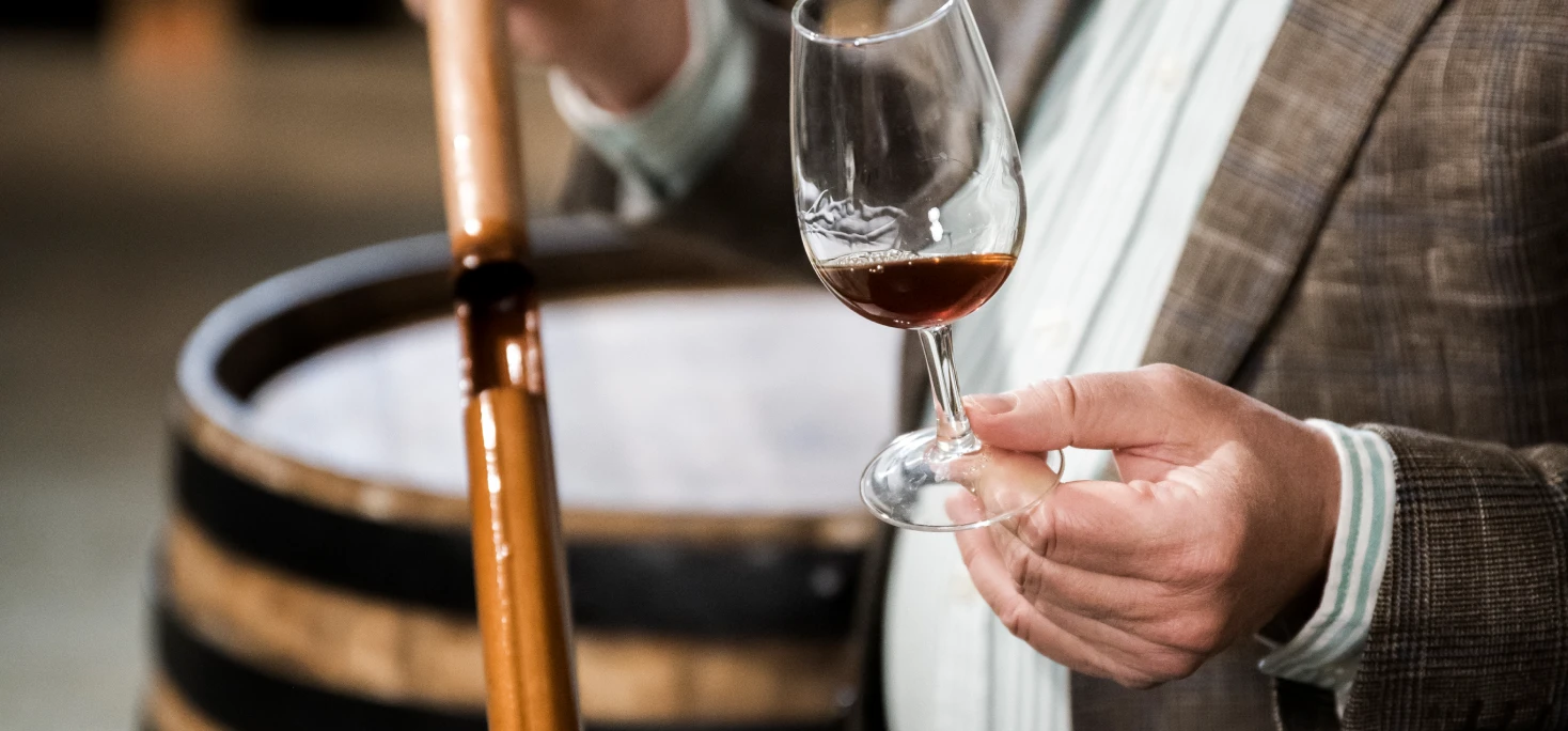 Degustación de vinos de Jerez durante la cata Jereces de Wine Not? en Chiclana